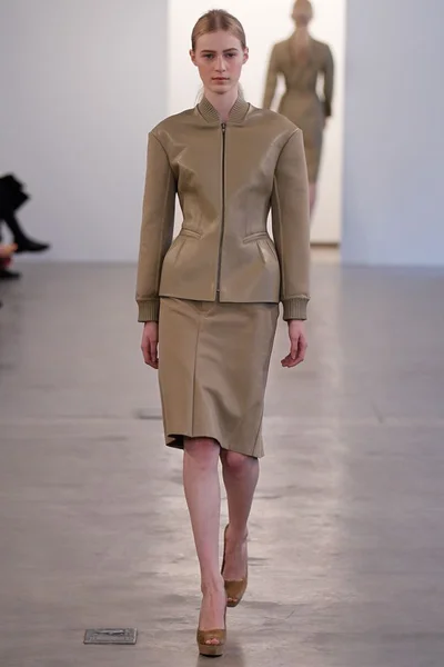 Look 16